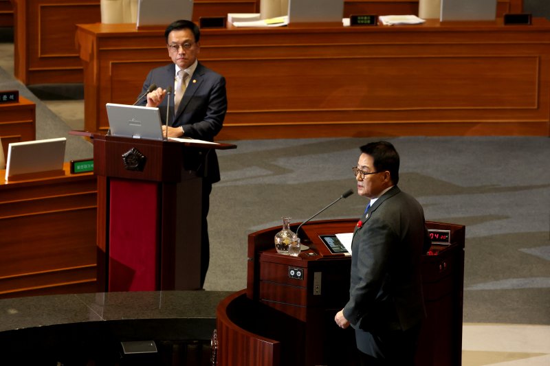 박지원 더불어민주당 의원이 13일 오후 서울 여의도 국회 본회의장에서 열린 제422회 국회(임시회) 제5차 본회의에서최상목 대통령 권한대행 부총리 겸 기획재정부 장관에게 경제 분야 대정부질문을 하던 중 국민의힘 의원들과 설전을 벌이고 있다. 2025.2.13/뉴스1 ⓒ News1 이광호 기자
