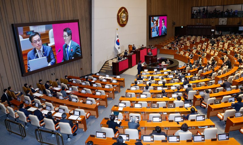 박지원 더불어민주당 의원이 13일 오후 서울 여의도 국회에서 열린 제422회국회(임시회) 제5차 본회의에서 최상목 대통령 권한대행 부총리 겸 기획재정부 장관에게 경제에 관한 대정부 질문을 하고 있다. 2025.2.13/뉴스1 ⓒ News1 안은나 기자