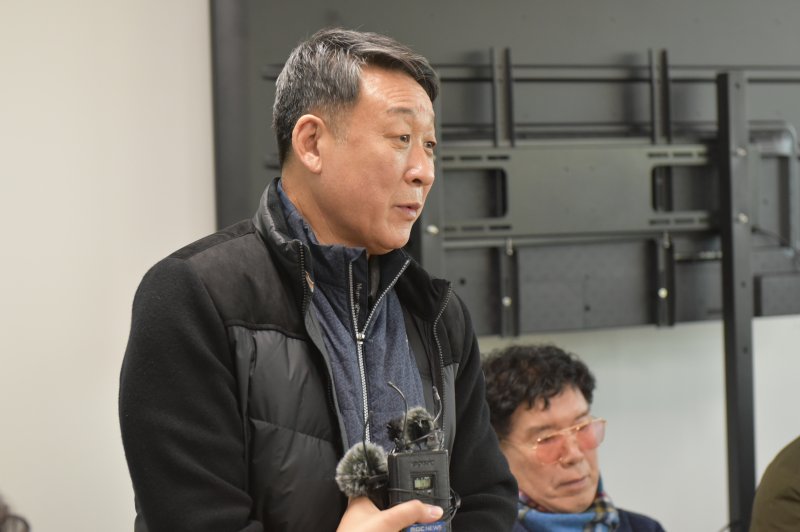 서경호 침몰 사고 최초 신고자인 황규윤 씨가 13일 전남 여수시 국동항에 마련된 실종자 대기실을 찾아 당시 상황을 전하고 있다.2025.2.13/뉴스1 ⓒ News1 김동수 기자
