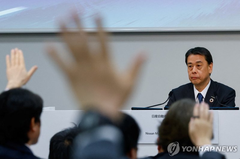 기자회견에서 질문받는 우치다 닛산자동차 사장 (출처=연합뉴스)