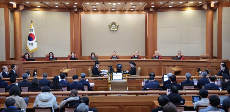 [서울=뉴시스] 사진공동취재단 = 문형배 헌법재판소장 권한대행과 재판관들이 13일 서울 종로구 헌법재판소에서 열린 '윤석열 대통령 탄핵심판 8차 변론'에 입장해 자리하고 있다. 2025.02.13. photo@newsis.com