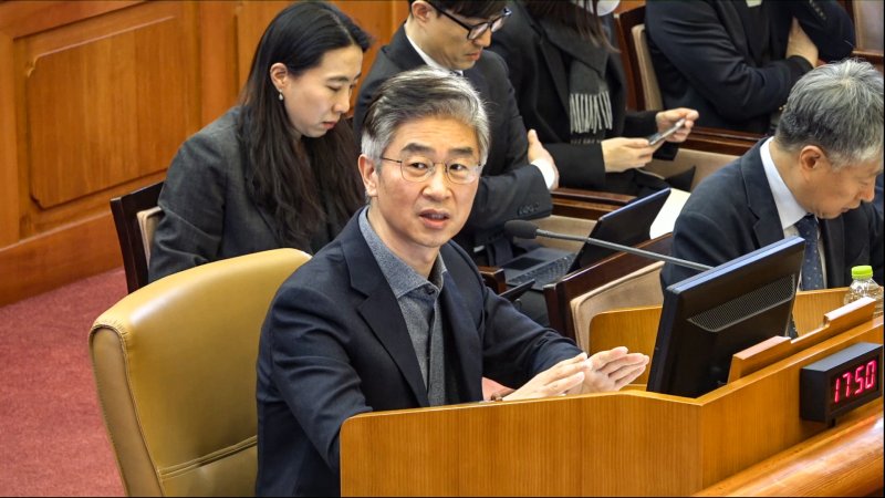 [서울=뉴시스] 김근수 기자 = 김봉식 전 서울경찰청장이 13일 서울 종로구 헌법재판소에서 열린 윤석열 대통령 탄핵 심판 8차 변론에 증인으로 출석해 답변하고 있다. (사진= 헌법재판소 제공) 2025.02.13. photo@newsis.com *재판매 및 DB 금지
