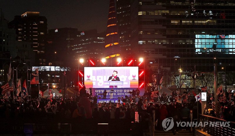 대통령국민변호인단 출범식, 시민들 앞에서 발언하는 전한길 (출처=연합뉴스)