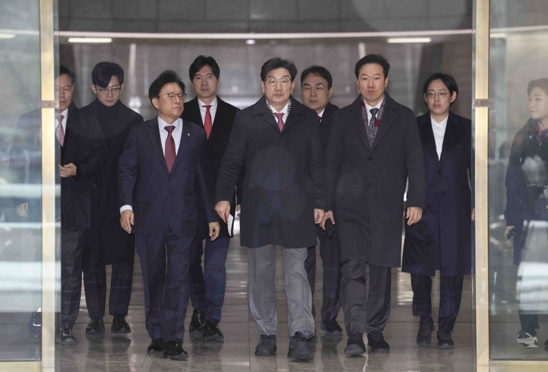 [서울=뉴시스] 김근수 기자 = 권성동 국민의힘 원내대표와 여당 의원들이 12일 서울 종로구 헌법재판소를 방문을 마친 뒤 이동하고 있다. 2025.02.12. ks@newsis.com