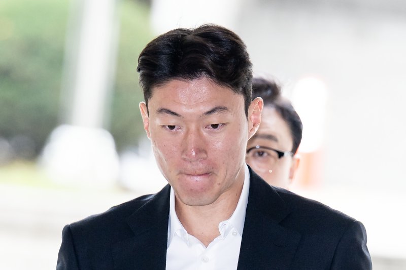 불법 촬영 혐의를 받고 있는 축구선수 황의조(32)가 16일 서울 서초구 서울중앙지법에서 열린 성폭력 범죄의 처벌 등에 관한 특례법 위반(카메라 등 이용 촬영) 혐의 1심 1차공판에 출석하고 있다. (공동취재) 2024.10.16/뉴스1 ⓒ News1 임세영 기자