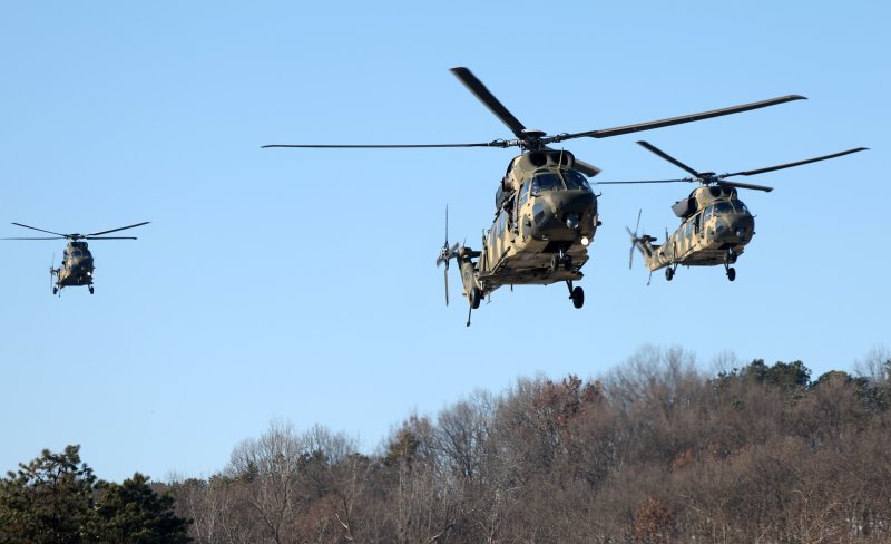 [파주=뉴시스] 김명년 기자 = 13일 오전 경기 파주시 무건리 과학화훈련장에서 육군 제1보병사단 필승대대 장병들을 태운 수리온 헬기가 공중강습을 위해 이동하고 있다. 2025.02.13. kmn@newsis.com