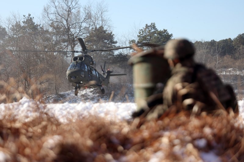 [파주=뉴시스] 김명년 기자 = 13일 오전 경기 파주시 무건리 과학화훈련장에서 육군 제1보병사단 필승대대 장병들을 태운 수리온 헬기가 공중강습을 위해 이동하고 있다. 2025.02.13. kmn@newsis.com