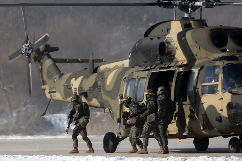 [파주=뉴시스] 김명년 기자 = 13일 오전 경기 파주시 무건리 과학화훈련장에서 열린 육군 제1보병사단 혹한기 전술훈련에서 필승대대 장병들이 수리온 헬기에서 내리고 있다. 2025.02.13. kmn@newsis.com