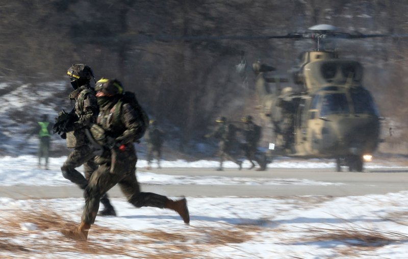 [파주=뉴시스] 김명년 기자 = 13일 오전 경기 파주시 무건리 과학화훈련장에서 열린 육군 제1보병사단 혹한기 전술훈련에서 필승대대 장병들이 작전지역으로 이동하고 있다. 2025.02.13. kmn@newsis.com
