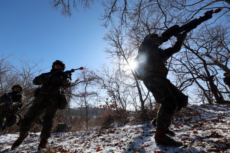 [파주=뉴시스] 김명년 기자 = 13일 오전 경기 파주시 무건리 과학화훈련장에서 열린 육군 제1보병사단 혹한기 전술훈련에서 필승대대 장병들이 작전지역으로 이동하고 있다. 2025.02.13. kmn@newsis.com