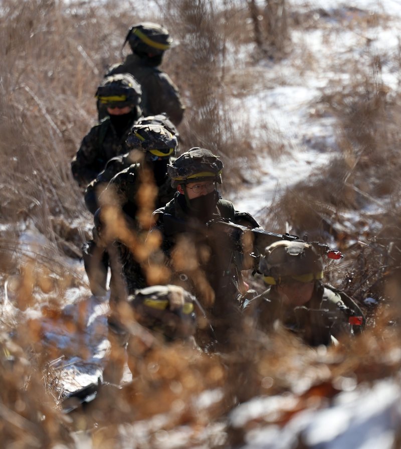 [파주=뉴시스] 김명년 기자 = 13일 오전 경기 파주시 무건리 과학화훈련장에서 열린 육군 제1보병사단 혹한기 전술훈련에서 필승대대 장병들이 작전지역으로 이동하고 있다. 2025.02.13. kmn@newsis.com