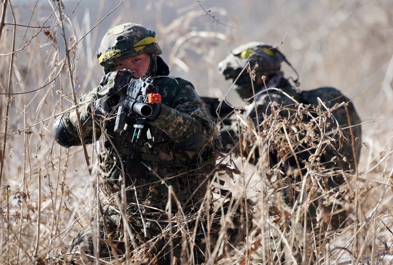 [파주=뉴시스] 김명년 기자 = 13일 오전 경기 파주시 무건리 과학화훈련장에서 열린 육군 제1보병사단 혹한기 전술훈련에서 필승대대 장병들이 작전지역으로 이동하고 있다. 2025.02.13. kmn@newsis.com