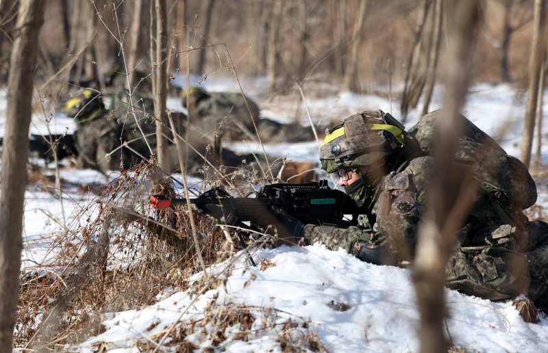 [파주=뉴시스] 김명년 기자 = 13일 오전 경기 파주시 무건리 과학화훈련장에서 열린 육군 제1보병사단 혹한기 전술훈련에서 필승대대 장병들이 대항군과 교전하고 있다. 2025.02.13. kmn@newsis.com