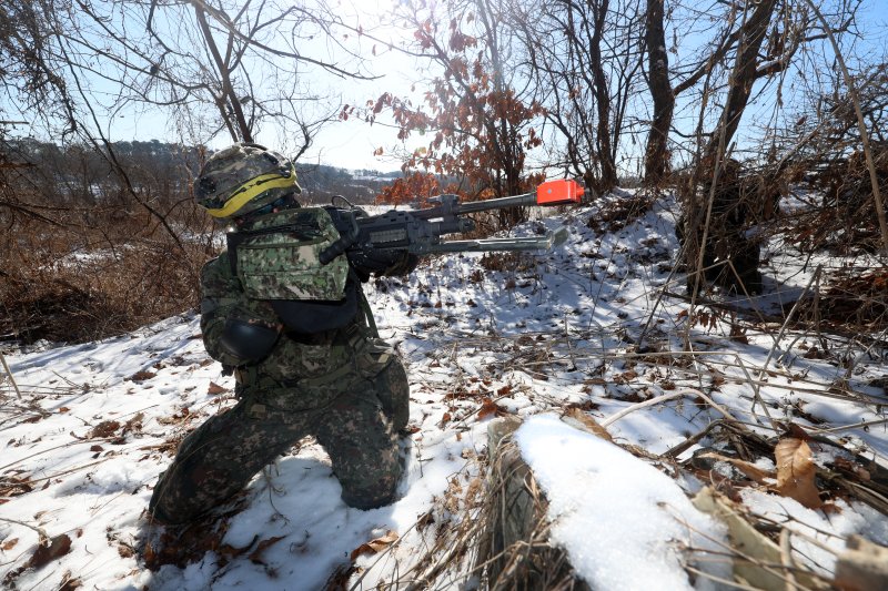 [파주=뉴시스] 김명년 기자 = 13일 오전 경기 파주시 무건리 과학화훈련장에서 열린 육군 제1보병사단 혹한기 전술훈련에서 필승대대 장병들이 대항군과 교전하고 있다. 2025.02.13. kmn@newsis.com
