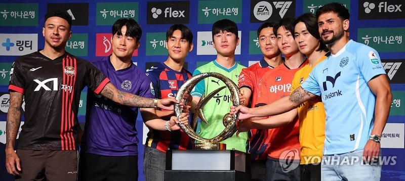 우승 트로피와 함께 기념촬영하는 K리그1 선수들 (출처=연합뉴스)