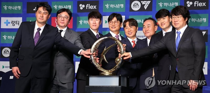 우승 트로피와 함께 기념촬영하는 K리그1 감독들 (출처=연합뉴스)