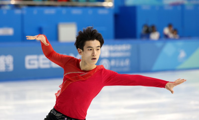 북한 피겨 로영명이 13일 중국 헤이룽장성 하얼빈 빙상훈련센터 다목적홀에서 열린 하얼빈 동계아시안게임 피겨 남자 싱글 프리스케이팅에서 연기를 펼치고 있다. 2025.2.13/뉴스1 ⓒ News1 이승배 기자
