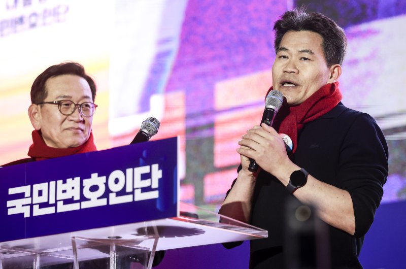 광주서 '양 끝'에 서는 한국사 스타강사… '계몽령' 전한길 vs '불법계엄' 황현필