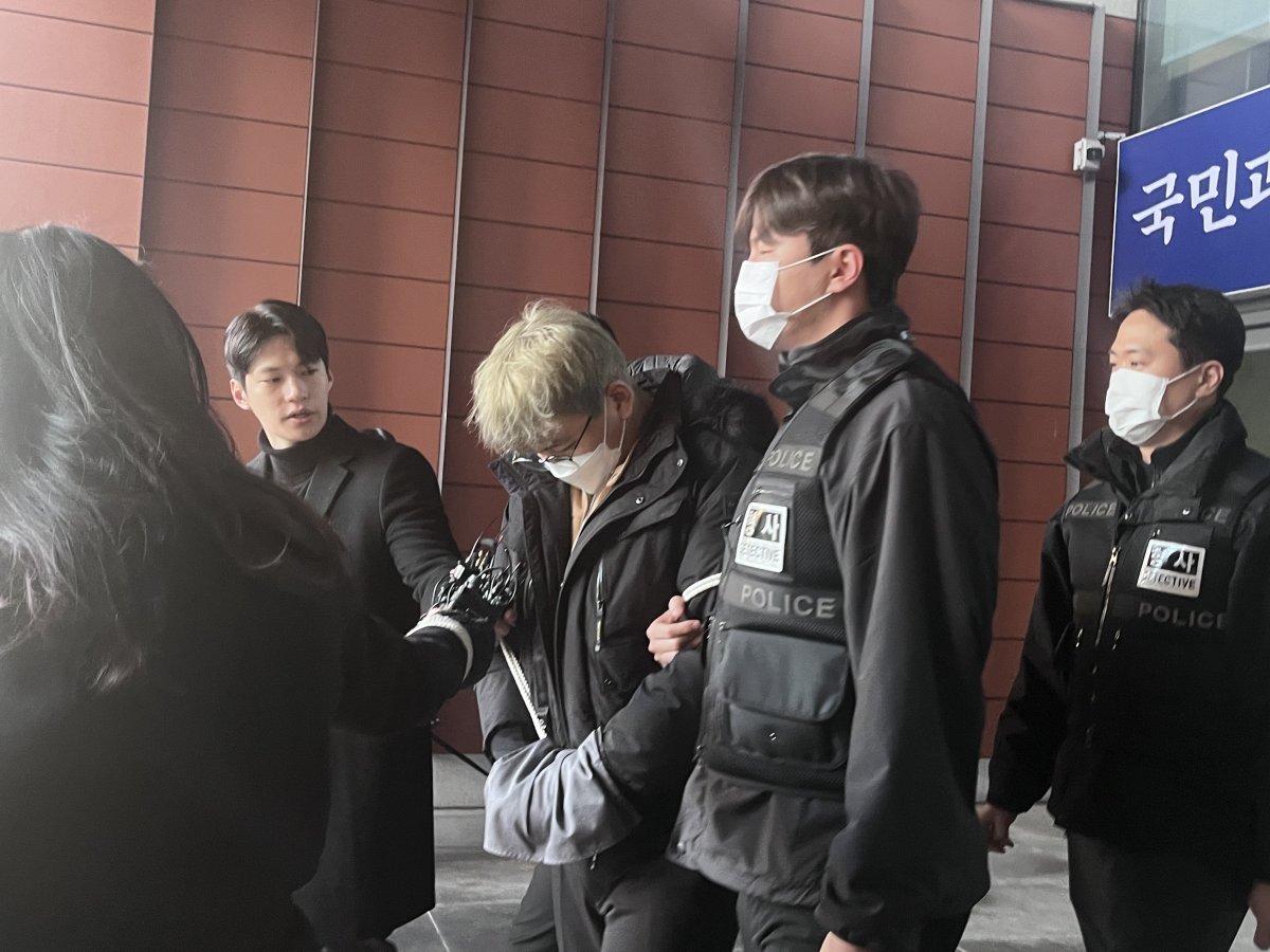 코인노래방 현금 턴 30대 구속송치…묵묵부답(종합) - 파이낸셜뉴스