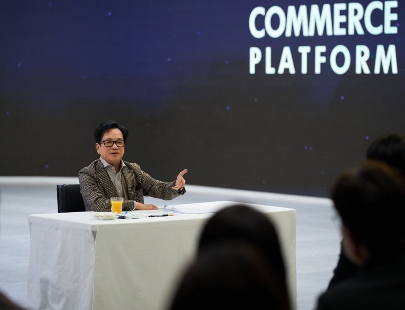 이재현 CJ그룹 회장이 지난 7일 서울 서초구 CJ온스타일 본사에서 직원들을 만나 격려하고 있다. (CJ그룹 제공)