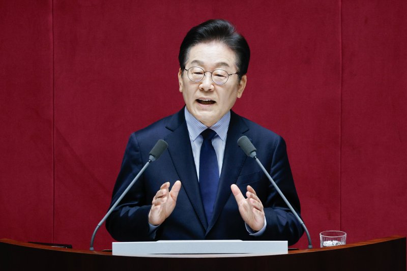 이재명 더불어민주당 대표가 10일 서울 여의도 국회 본회의장에서 '회복과 성장'을 주제로 제422회 국회(임시회) 교섭단체 대표연설을 하고 있다. 2025.2.10/뉴스1 ⓒ News1 안은나 기자