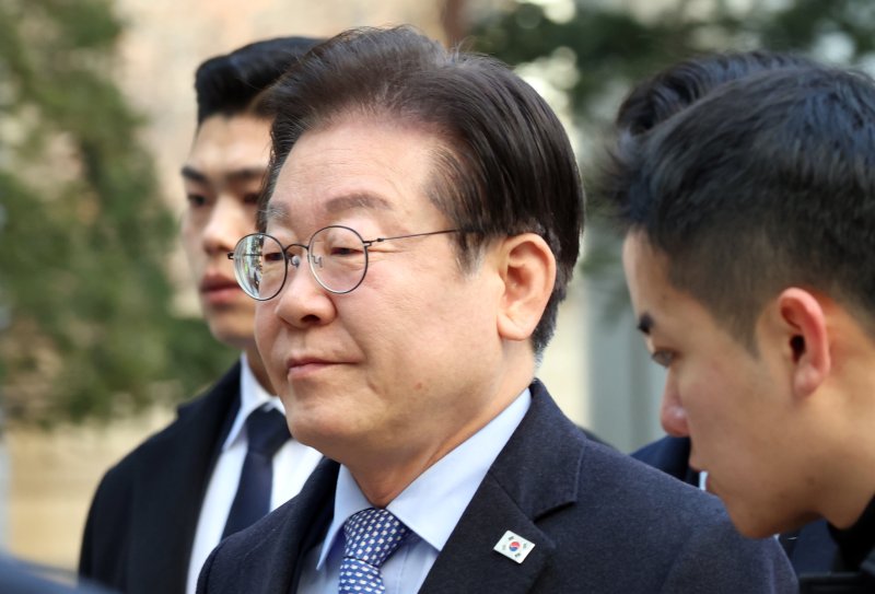 이재명 더불어민주당 대표가 14일 오전 서울 서초구 서울중앙지방법원에서 열린 특정범죄 가중처벌 등에 관한 법률 위반(뇌물) 등 공판에 출석하고 있다. /사진=뉴스1