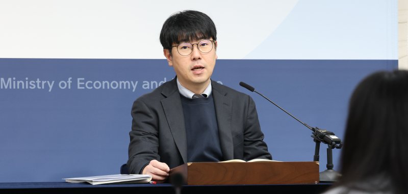 조성중 기획재정부 경제분석과장이 14일 오전 세종시 정부세종청사에서 2025년 2월 최근 경제동향을 발표하고 있다. 2025.2.14/뉴스1 ⓒ News1 김기남 기자