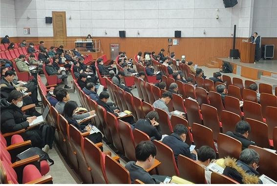 [세종=뉴시스]한국에너지기술평가원은 지난 13일 서울 SETEC 컨벤션홀에서 2025년 1차 에너지기술개발사업 사업설명회를 열고 신규과제에 대한 정보와 연구자의 원활한 참여를 독려했다.(사진=에기평 제공)