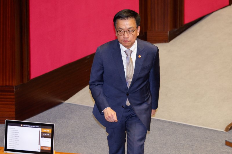 최상목 대통령 권한대행 부총리 겸 기획재정부 장관이 13일 오후 서울 여의도 국회에서 열린 제422회국회(임시회) 제5차 본회의에서 고동진 국민의힘 의원 대정부 질문에 답한 뒤 자리로 향하고 있다. 2025.2.13/뉴스1 ⓒ News1 안은나 기자