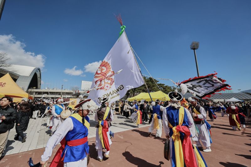 광주광역시가 '2025 광주 방문의 해'를 맞아 관광객과 시민들이 경기장에서 문화공연을 함께 즐길 수 있도록 '스포츠 문화마실 사업'을 연중 추진한다. 사진은 지난해 광주FC 홈 개막전에서 열린 문화예술단체 공연 모습. 광주광역시 제공