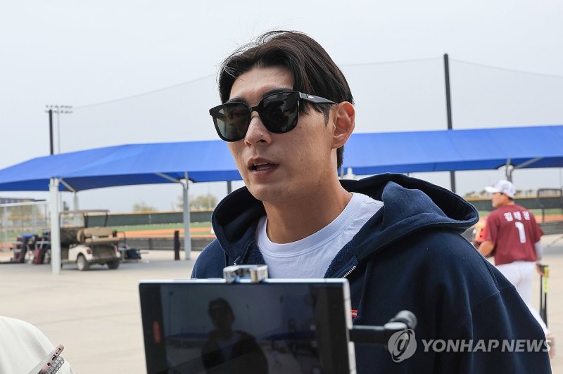 취재진과 인터뷰하는 이정후 (출처=연합뉴스)