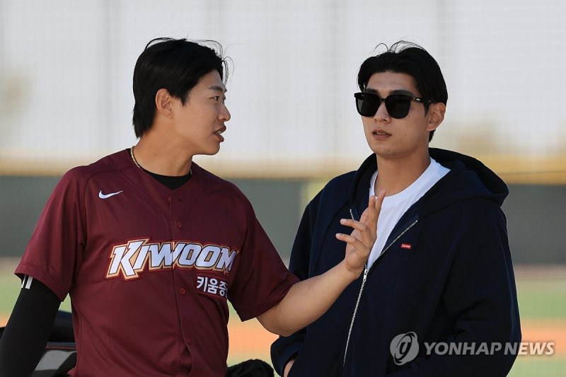 대화하는 송성문-이정후 (출처=연합뉴스)