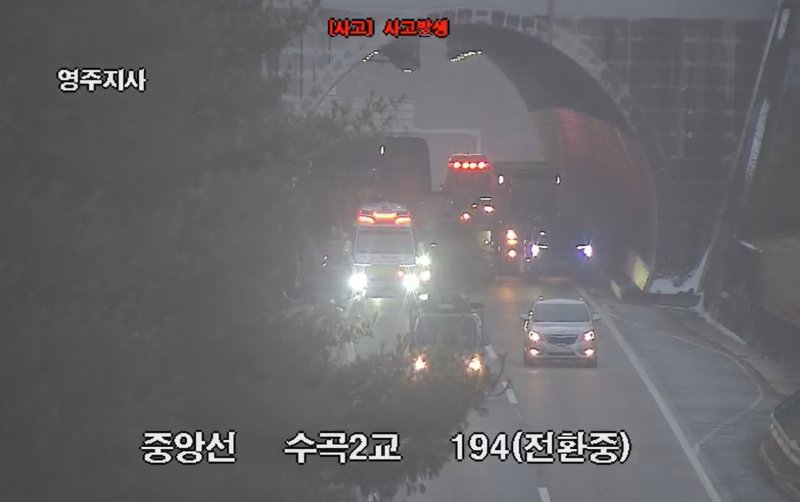 [안동=뉴시스] 안동시 풍산읍 중앙고속도로 춘천방향 193K지점 풍산터널에서 추돌사고가 발생해 차량이 뒤엉켜 있다. 2025.02.14. (사진=경북소방본부 제공) photo@newsis.com *재판매 및 DB 금지