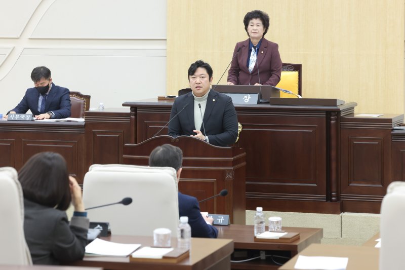 [대전=뉴시스] 조명휘 기자 = 대전 동구의회가 14일 제284회 임시회 제6차 본회의를 열어 안건을 심의·의결하고 있다. (사진= 동구의회 제공) 2025.02.14. photo@newsis.com *재판매 및 DB 금지