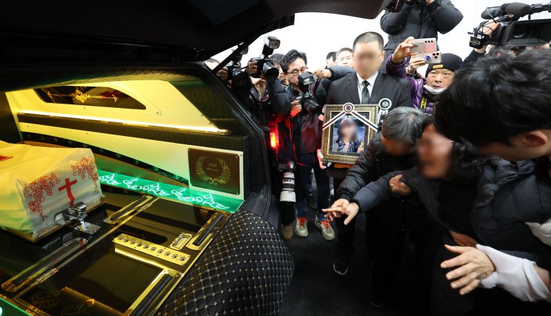 [대전=뉴시스] 강종민 기자 = 14일 오전 대전 서구 건양대병원 장례식장에서 열린 고 김하늘 양의 발인식에서 유가족들이 하늘 양의 이름을 부르며 오열하고 있다. 2025.02.14. ppkjm@newsis.com /사진=뉴시스