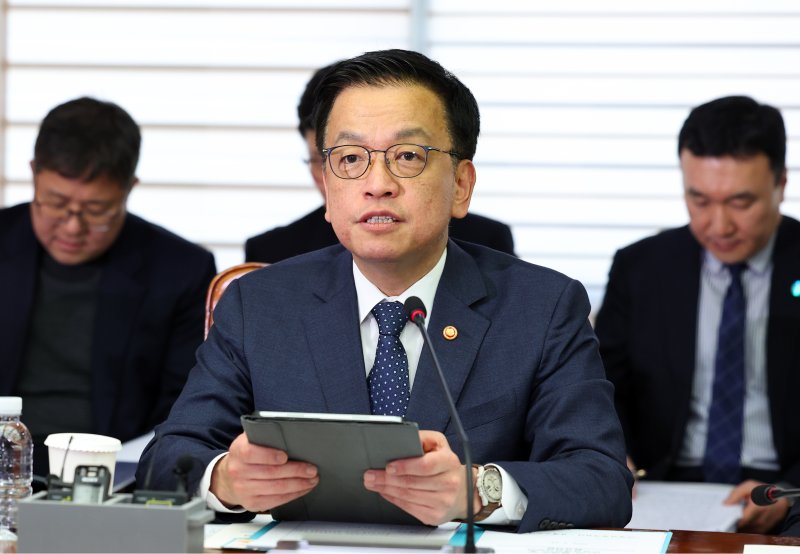 [서울=뉴시스] 최진석 기자 = 사진은 최상목 대통령 권한대행 부총리 겸 기획재정부 장관이 14일 서울 마포구 한국경영자총협회(경총)회관에서 열린 민생경제점검회의에서 발언하고 있는 모습. 2025.02.14. myjs@newsis.com