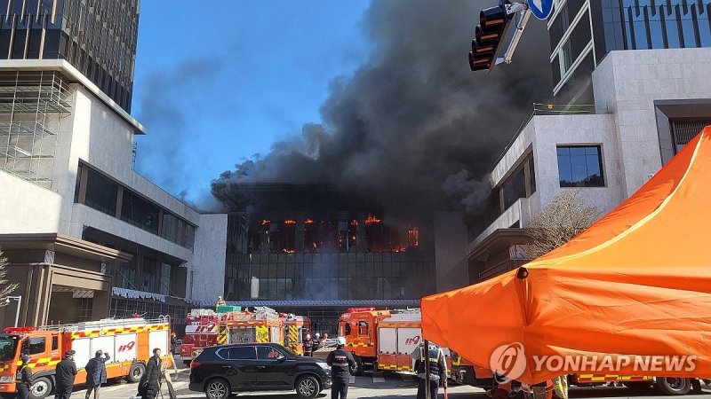 14일 오전 10시 51분쯤 부산 기장군 반얀트리 호텔 조성 공사장에서 불이 나 소방당국이 진화작업을 벌이고 있다. /사진=연합뉴스