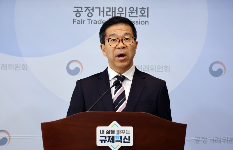 [세종=뉴시스] 강종민 기자 = 문재호 공정거래위원회 카르텔조사국장이 13일 세종시 정부세종청사에서 브리핑하고 있다. 2025.02.13. ppkjm@newsis.com