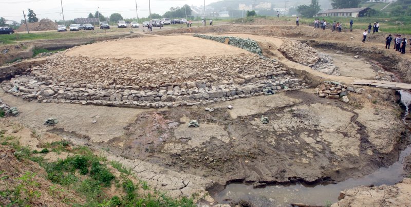 [화성=뉴시스]화성시 관계자들이 2012년 6월7일 만년제 발굴조사에서 만년제 괴성(저수지 한 가운데 조성된 인공섬)의 위치 및 저수지 규모 등을 확인하고 있다. (사진=뉴시스 DB). photo@newsis.com