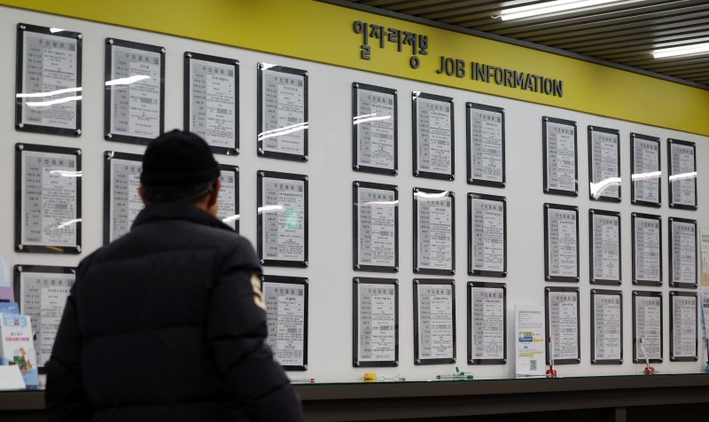 [서울=뉴시스] 이영환 기자 = 11일 오전 서울 마포구 서부고용복지플러스센터 일자리정보 게시판 앞에서 한 구직자가 일자리정보를 살펴보고 있다. 2024.12.11. 20hwan@newsis.com