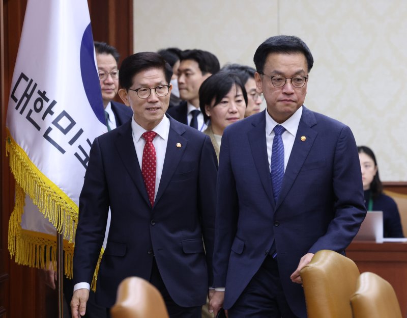 [서울=뉴시스] 조수정 기자 = 최상목 대통령 권한대행 부총리 겸 기획재정부 장관이 12일 정부서울청사에서 열린 국정현안관계장관회의 겸 경제관계장관회의 겸 산업경쟁력강화관계장관회의에 입장하고 있다. 왼쪽은 김문수 고용노동부 장관, 가운데는 송미령 농림축산식품부 장관. 2025.02.12. chocrystal@newsis.com