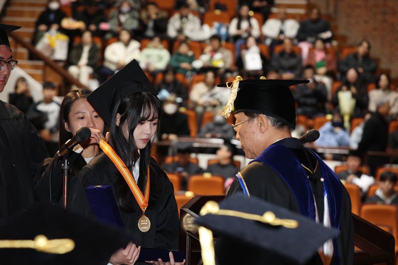 울산대 제52회 학위수여식 열려.. 올해 2542명 졸업