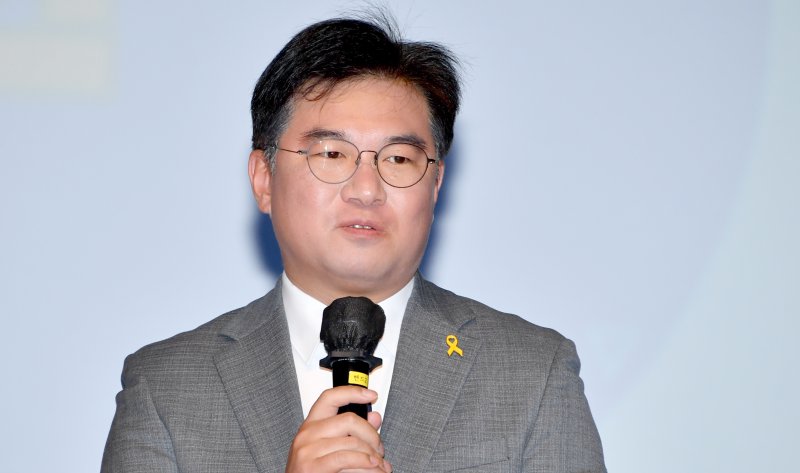 [광주=뉴시스] 류형근 기자 = 25일 오전 광주 서구 광주시청 대회의실에서 제22대 국회의원 선거 광주지역 당선인 초청 행사가 열리고 있다. 정준호 광주 북구갑 당선인이 당선 포부를 밝히고 있다. 2024.04.25. hgryu77@newsis.com