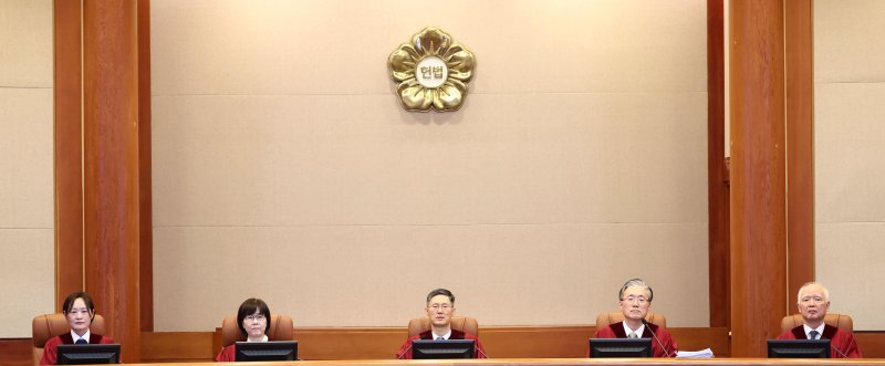 [서울=뉴시스] 사진공동취재단 = 문형배 헌법재판소장 권한대행과 재판관들이 지난 13일 서울 종로구 헌법재판소에서 열린 '윤석열 대통령 탄핵심판 8차 변론'에 입장해 자리하고 있다. 2025.02.14. photo@newsis.com