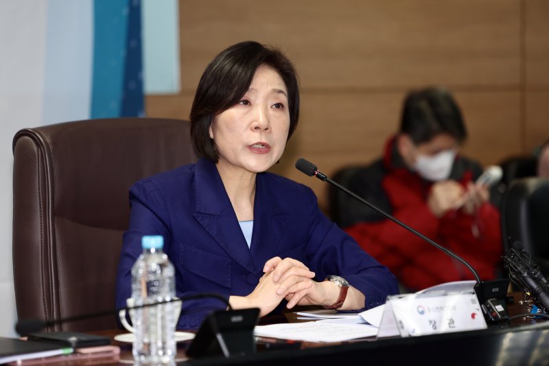 [서울=뉴시스] 김명년 기자 = 오영주 중소벤처기업부 장관이 지난 12일 오전 서울 영등포구 기술보증기금 서울지점에서 열린 트럼프 2기 행정부 대응 중소기업 지원 간담회에 참석해 모두발언하고 있다. 2025.02.14. kmn@newsis.com