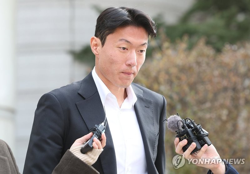 질문에 답하는 황의조 (출처=연합뉴스)