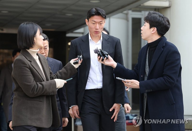 취재진 질문에 답하는 황의조 (출처=연합뉴스)