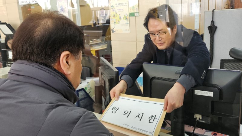 강원시민사회단체 관계자가 14일 춘천지검 민원실을 찾아 직원에게 이영림 춘천지검장의 발언에 대한 항의 서한을 전달하고 있다.2025.2.14 한귀섭 기자