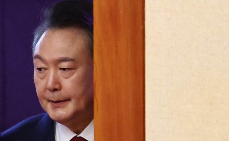 [서울=뉴시스] 사진공동취재단 = 윤석열 대통령이 13일 서울 종로구 헌법재판소에서 열린 '윤석열 대통령 탄핵심판 8차 변론'에 출석하고 있다. 2025.02.13. photo@newsis.com