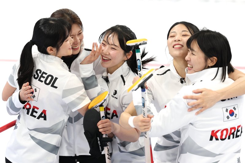 14일 중국 헤이룽장성 하얼빈시 핑팡컬링아레나에서 열린 하얼빈 동계아시안게임 여자 컬링 결승전 한국과 중국의 경기에서 7대2로 승리하며 금메달을 따낸 대표팀 선수들이 기뻐하고 있다. 2025.2.14/뉴스1 ⓒ News1 이승배 기자